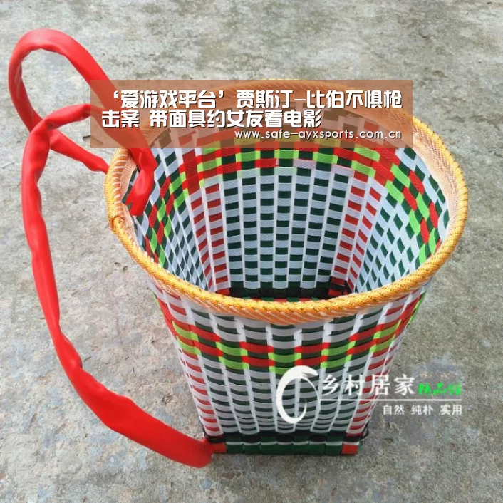 ‘爱游戏平台’贾斯汀-比伯不惧枪击案 带面具约女友看电影(图3) 爱游戏平台
